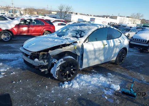2021 Tesla Model Y Long Range Dual Motor All-Wheel Drive z USA, uszkodzony, nr VIN 5YJYGAEE6MF180357